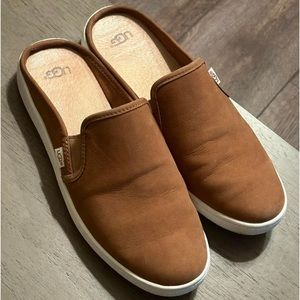 UGG size 9 slides. Worn once!
